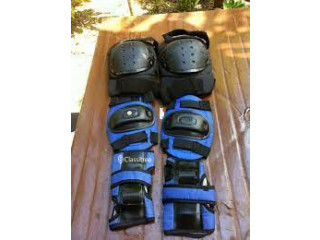 Full set of rollerblading protection gears comprising hand g