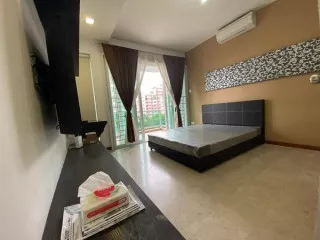 Big Common Room with Balcony (1 or 2 Pax)